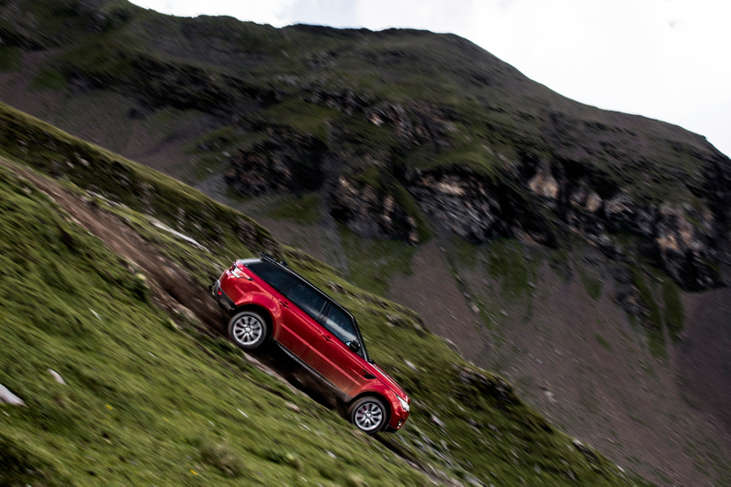 Illustration for article titled Watch Ben Collins Rip A Range Rover Sport Down A Mountain